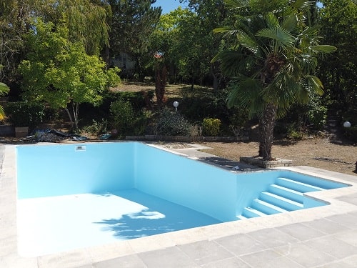 revetement piscine en résine avec gelcoat bleu clair avant mise en eau