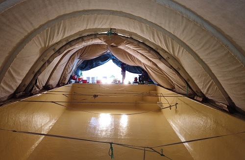 Piscine avec gelcoat couleur sable venant d'être appliqué