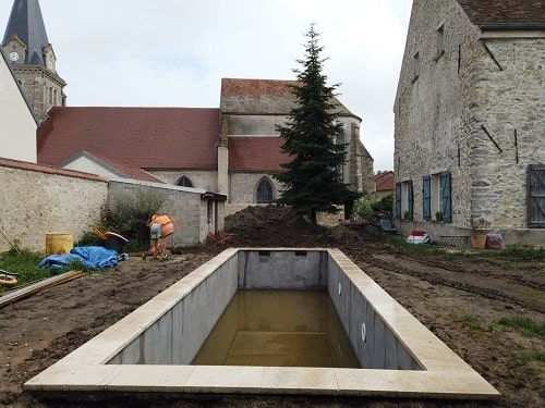 piscine avec réalisation de son revêtement gris foncé