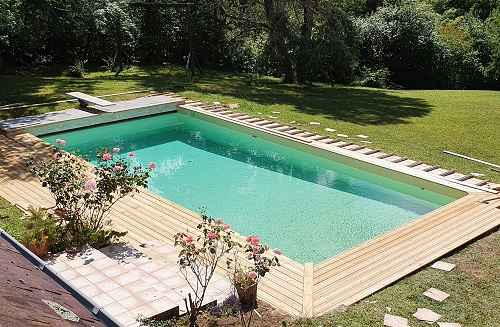 Piscine polyester avec gelcoat couleur sable en eau