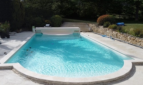 piscine avec revêtement en résinecouleur ivoire en eau