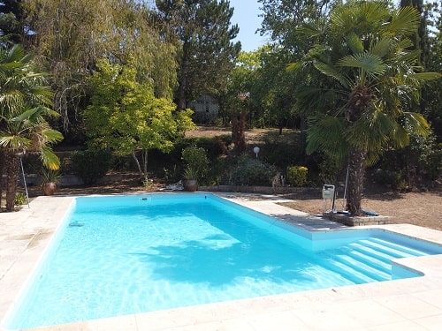 piscine avec revêtement en résine armé et gelcoat bleu clair en eau