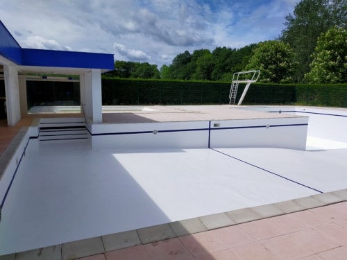 piscine avec revêtement polyester et gelcoat blanc