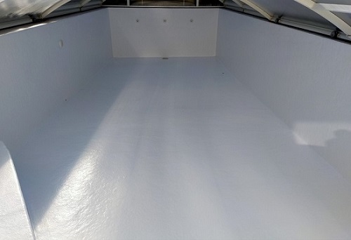 couloir de nage avec revêtement en polyester et gelcoat