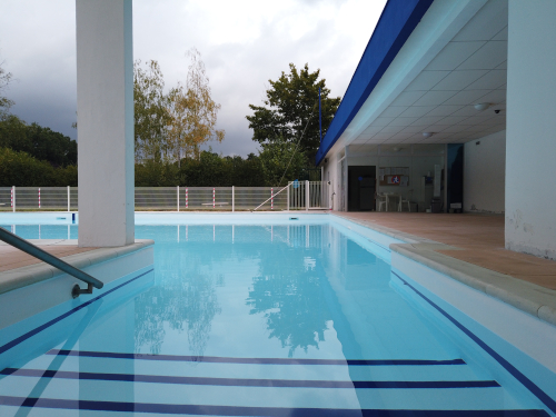 piscine avec revêtement polyester et gelcoat blanc en eau