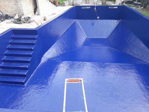 piscine avec cuvelage en polyester et gelcoat bleu