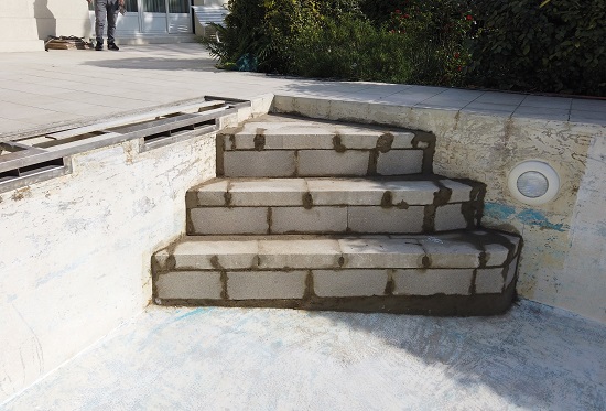 Escalier construit. piscine prête pour réalisation du revêtement polyester