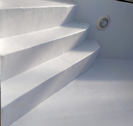 Le revêtement en polyester forme un cuvelage renforcant l'escalier ainsi que l'ensemble de la strcture du bassin