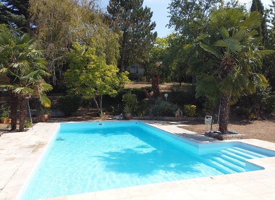 Piscine avec son nouveau revêtement en eau