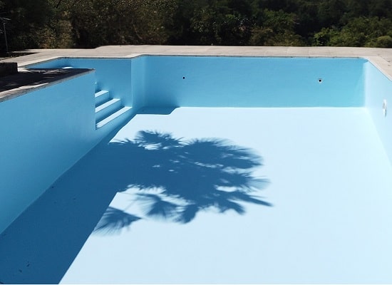 Piscine après application du gelcoat et topcoat de finition bleu clair