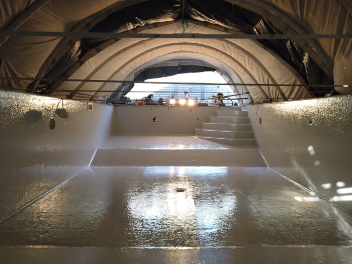 Pool coating in polyester resin with smooth gelcoat