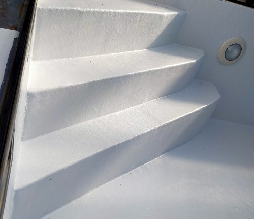 Le revêtement en résine polyester et fibre de verre se conforme parfaitement aux formes des marches de l'escalier