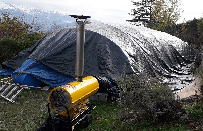 Travaux piscine réalisés sous abri de chantier. La température maintenue au niveau idéale avec des chauffages de chantier