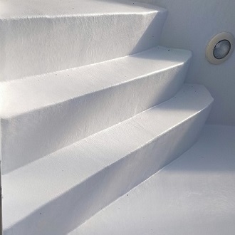 Escalier piscine avec résine armée